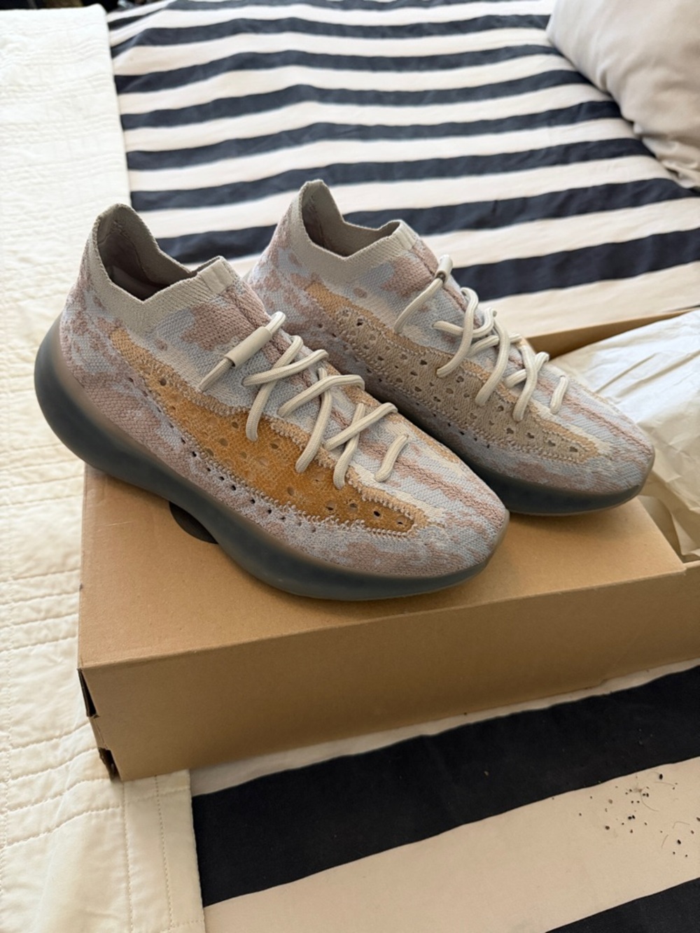 Yeezy boost 380 Runner in Beige/Gum - Brand: (blank)